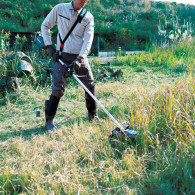 Decespugliatore a batteria ad alta efficienza  Con impugnatura tipo ''loop''.makita UR003GZ01